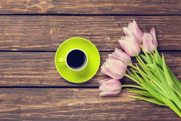 Csésze kávé és tulipán csokor — Stock Fotó