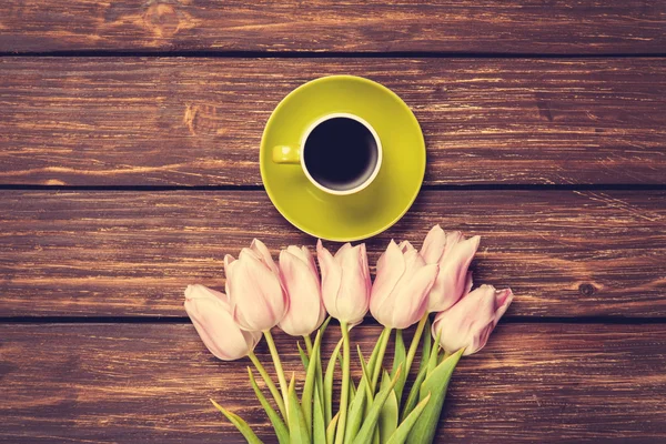 Filiżankę kawy i bukiet tulipanów — Zdjęcie stockowe