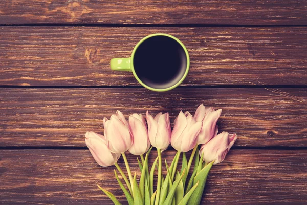 Filiżankę kawy i bukiet tulipanów — Zdjęcie stockowe