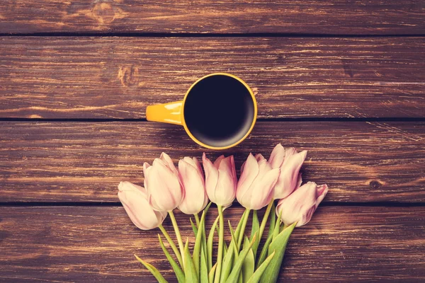Kopje koffie en een boeket van tulpen — Stockfoto