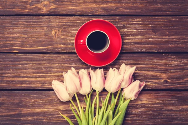 Kopje koffie en een boeket van tulpen — Stockfoto