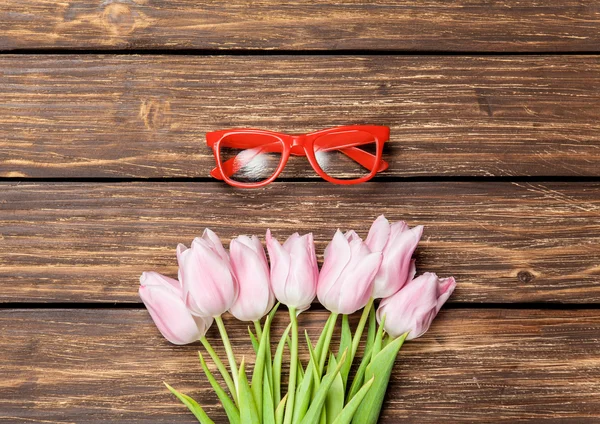 Occhiali rossi e bouquet di tulipani — Foto Stock