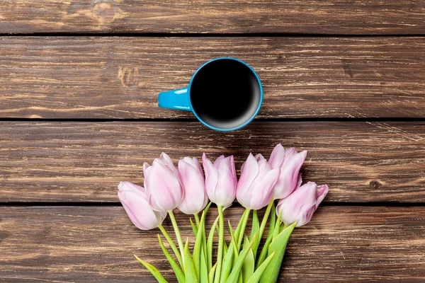 Чашка кофе и букет тюльпанов — стоковое фото