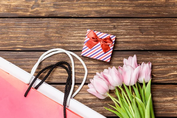 Caja de regalo y bolsas con tulipanes bouquet ofr — Foto de Stock