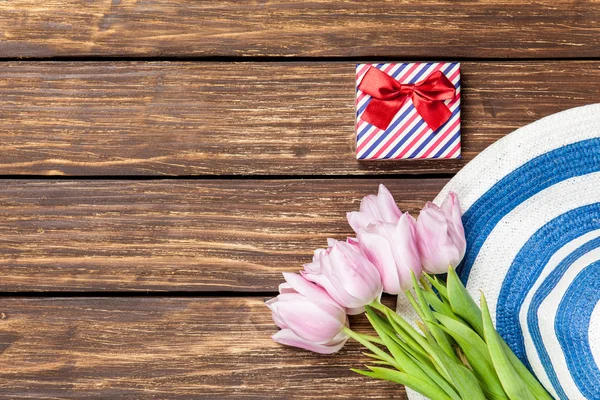 Hoed, doos van de gift en tulpen — Stockfoto