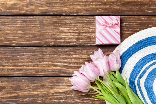 Sombrero, caja de regalo y tulipanes — Foto de Stock