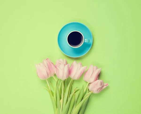 Taza azul de café y tulipanes — Foto de Stock