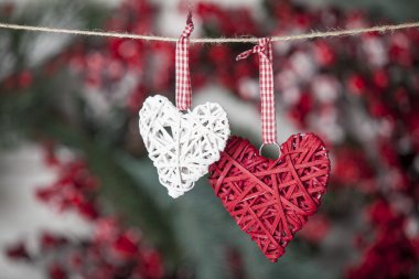 İki kalp oyuncaklar halata 