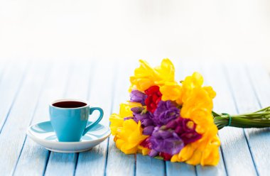 Fincan kahve ve buket çiçek