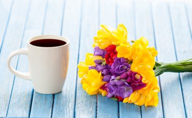 Fincan kahve ve buket çiçek