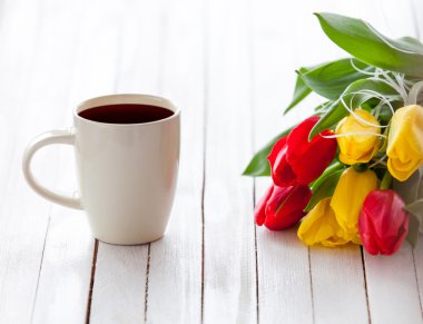 Fincan kahve ve Lale buketi