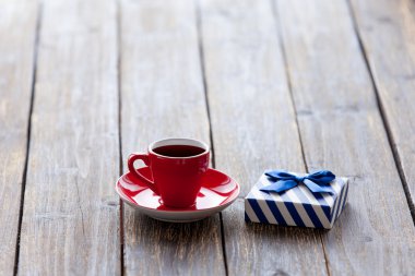 Fincan kahve ve hediye kutusu