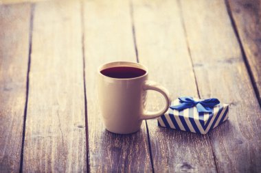 Fincan kahve ve hediye kutusu