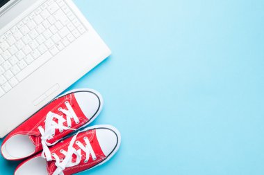 Beyaz bilgisayar ve lastikbotlar 