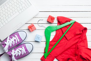 Beyaz bilgisayar ve giysileri ile lastikbotlar 