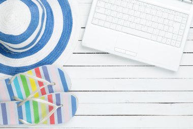 Beyaz bilgisayar ve şapka ile flip flop Ayakkabı