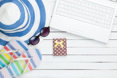 Beyaz giysileri ile bilgisayar ve flip flop ayakkabıları ve kutu hediye