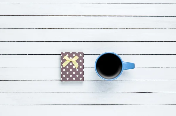Cup of coffee and gift — Stock Photo, Image