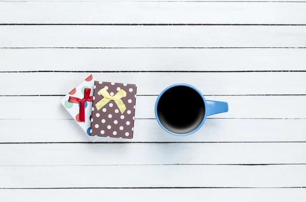 Filiżankę kawy i prezent — Zdjęcie stockowe