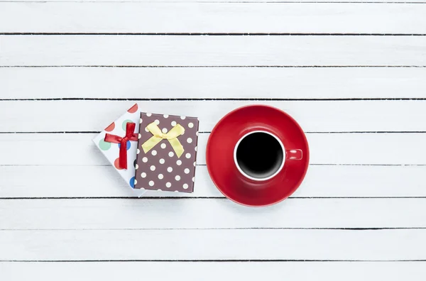 Cup of coffee and gift — Stock Photo, Image