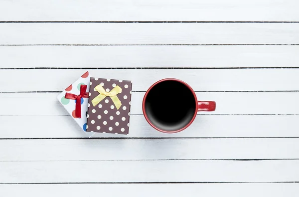 Tasse Kaffee und Geschenk — Stockfoto