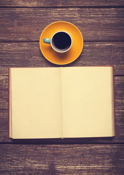 Tazza di caffè e libro aperto — Foto Stock