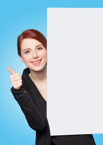 Mujer pelirroja feliz con pizarra blanca — Foto de Stock