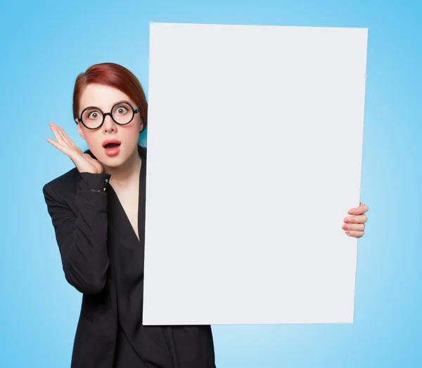 Překvapený zrzka ženy s bílou tabuli — Stock fotografie