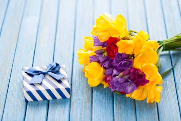 Confezione regalo e mazzo di fiori — Foto Stock