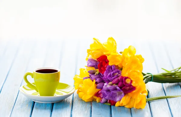 Xícara de café e buquê de flores — Fotografia de Stock