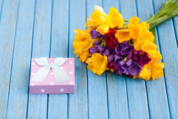 Caixa de presente e buquê de flores — Fotografia de Stock