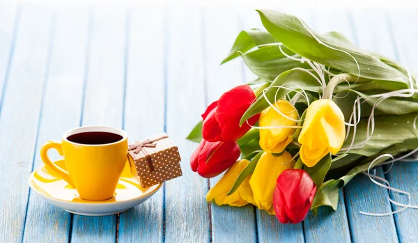 Beger- og gaveeske med tulipanbukett – stockfoto