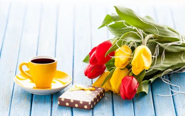 Cup en geschenk doos met boeket van tulpen — Stockfoto
