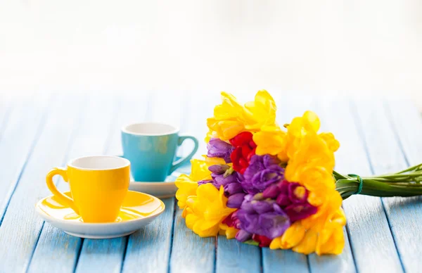 Two cups of coffee and bouquet of flowers — Stock Photo, Image