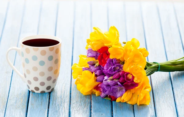 Xícara de café e buquê de flores — Fotografia de Stock