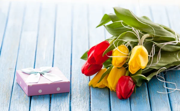 Luxe-geschenketui en boeket van tulpen — Stockfoto
