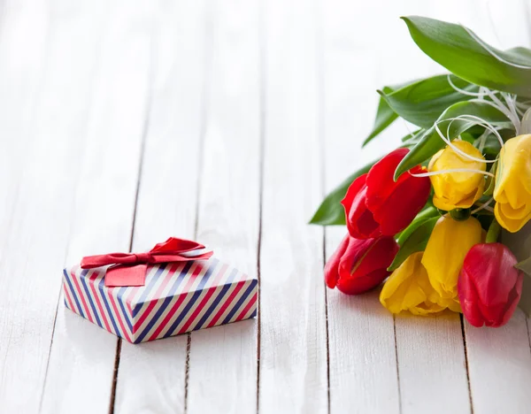 선물 상자와 꽃의 꽃다발 — 스톡 사진