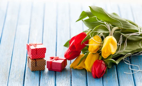 Caixa de presente e buquê de tulipas — Fotografia de Stock
