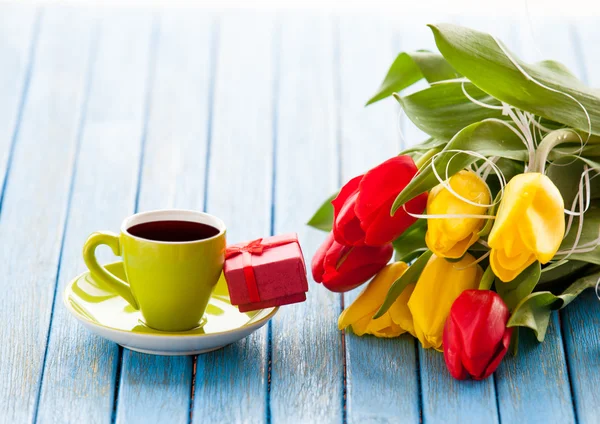 Puchar i prezent pudełko z bukietem tulipanów — Zdjęcie stockowe
