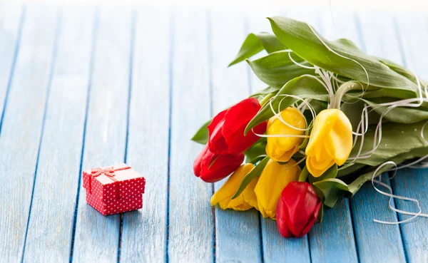 Gift box and bouquet of tulips — Stock Photo, Image