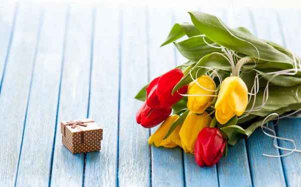 Caixa de presente e buquê de tulipas — Fotografia de Stock