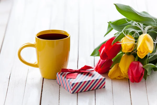 Cup and gift box with bouquet of tulips — Stock Photo, Image