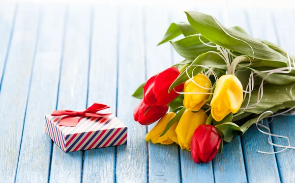 Gift box and bouquet of tulips — Stock Photo, Image