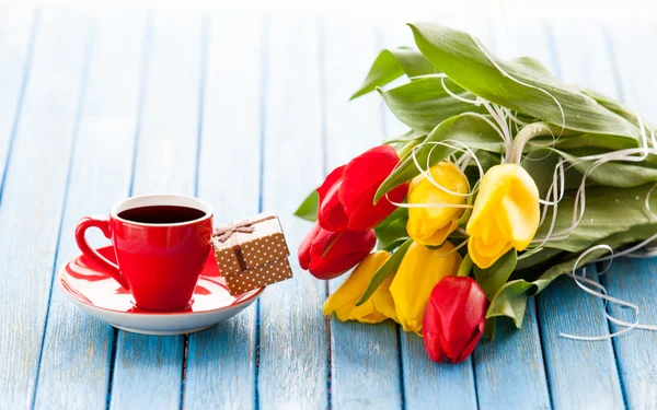 Cup and gift box with bouquet of tulips — Stock Photo, Image