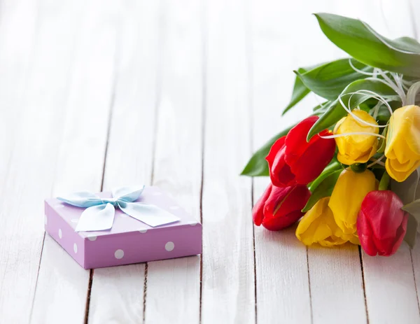 Подарочная коробка и букет цветов — стоковое фото