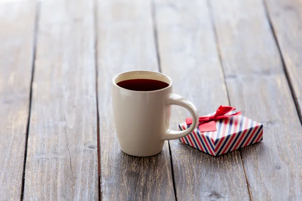 Fincan kahve ve hediye kutusu — Stok fotoğraf