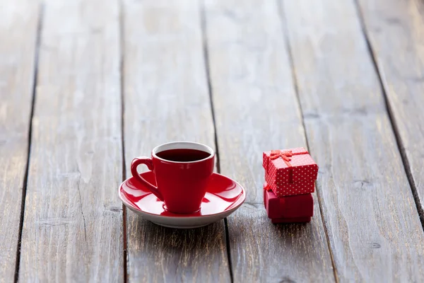 Cup of coffee and gift box — Stock Photo, Image