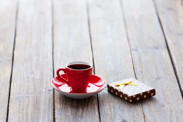 Tasse Kaffee und Geschenkbox — Stockfoto