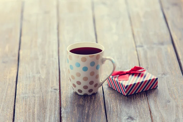 Xícara de café e caixa de presente — Fotografia de Stock