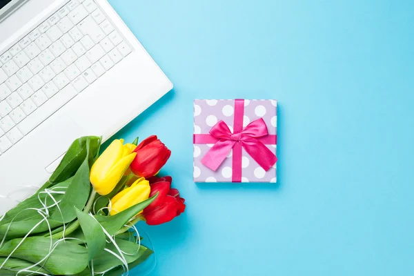 Ordinateur blanc et bouquet de tulipes avec cadeau — Photo